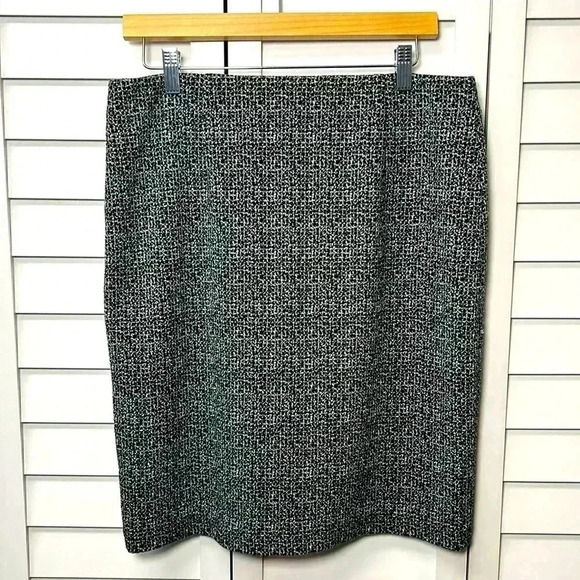 Nine West Pull On Textured Stretch Pencil Skirt Size Medium Black & White - Picture 5 of 7